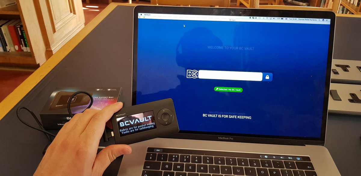 Обзор кошелька BC Vault — аппаратное устройство с генератором случайных ключей